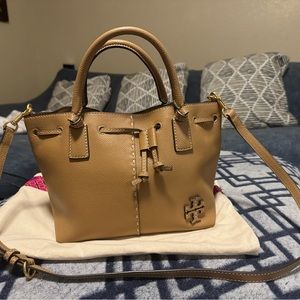 Gently used Tory Burch McGraw SM bucket bag 💼 🤎